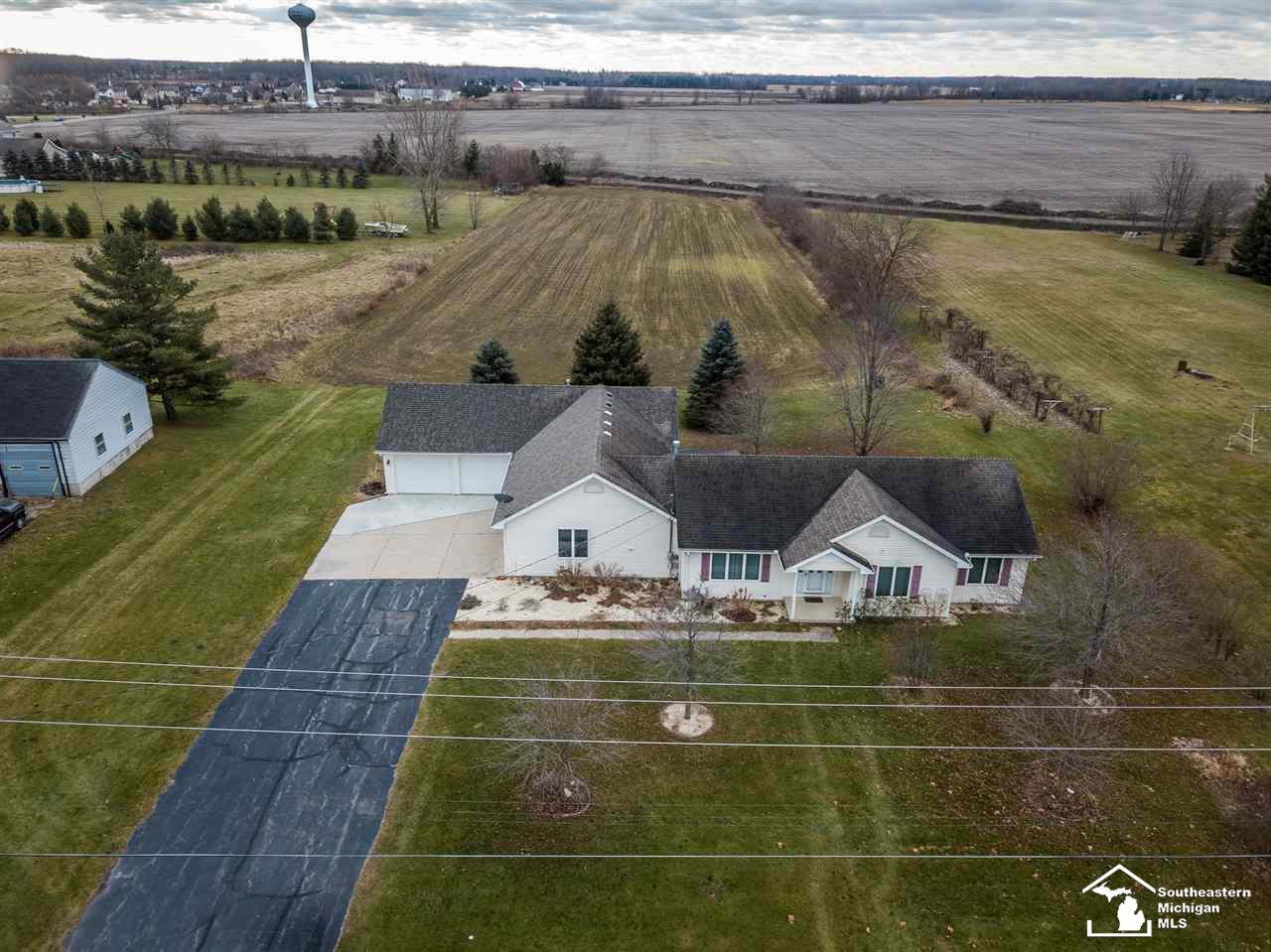 8085 Bluebush Road Maybee, MI 48159 - Photo 3 of 31