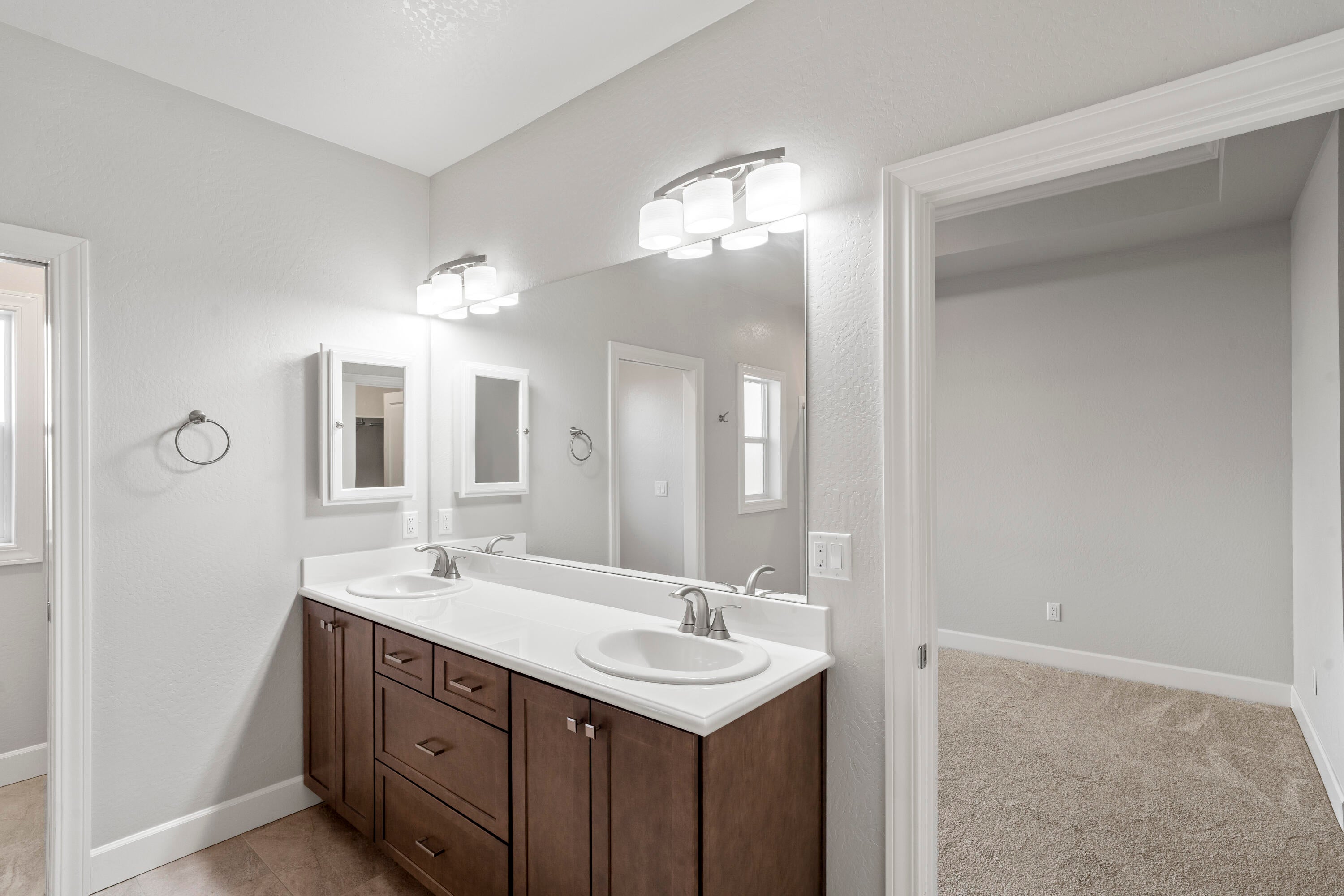 451 South Haskell Street Central Point, OR 97502 - Photo 18 of 30 Primary Bath