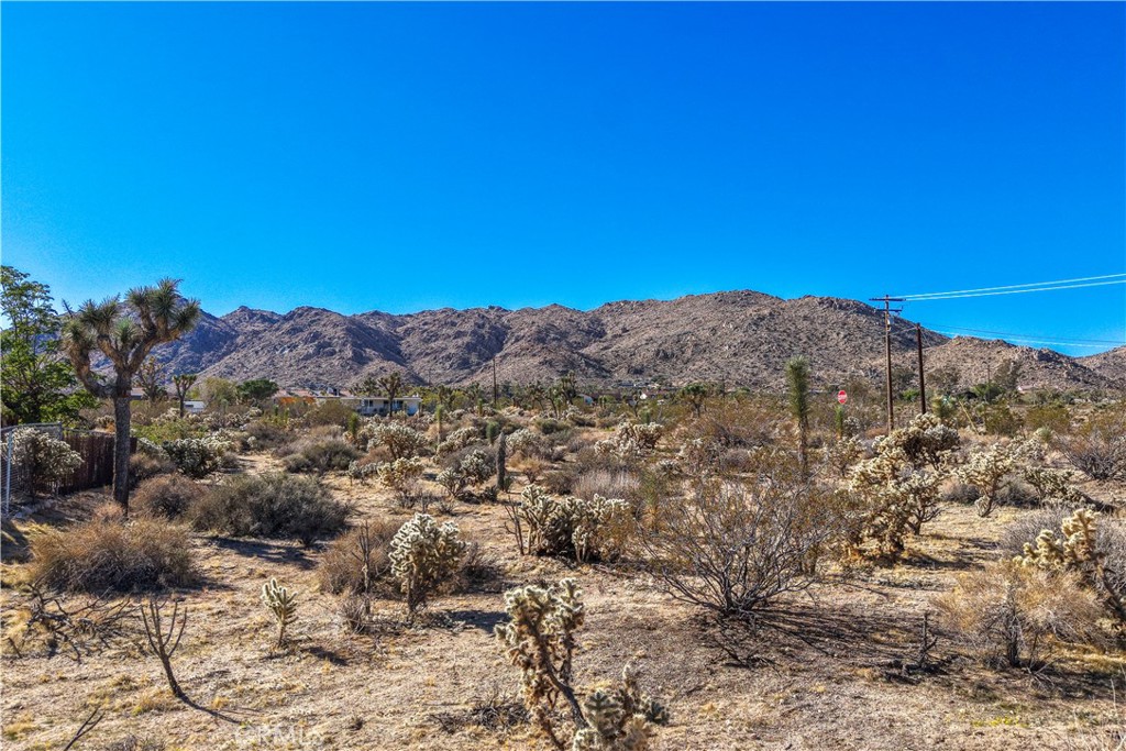 7505 Sherwood Road Joshua Tree, CA 92252 - Photo 8 of 12 a view of a large building