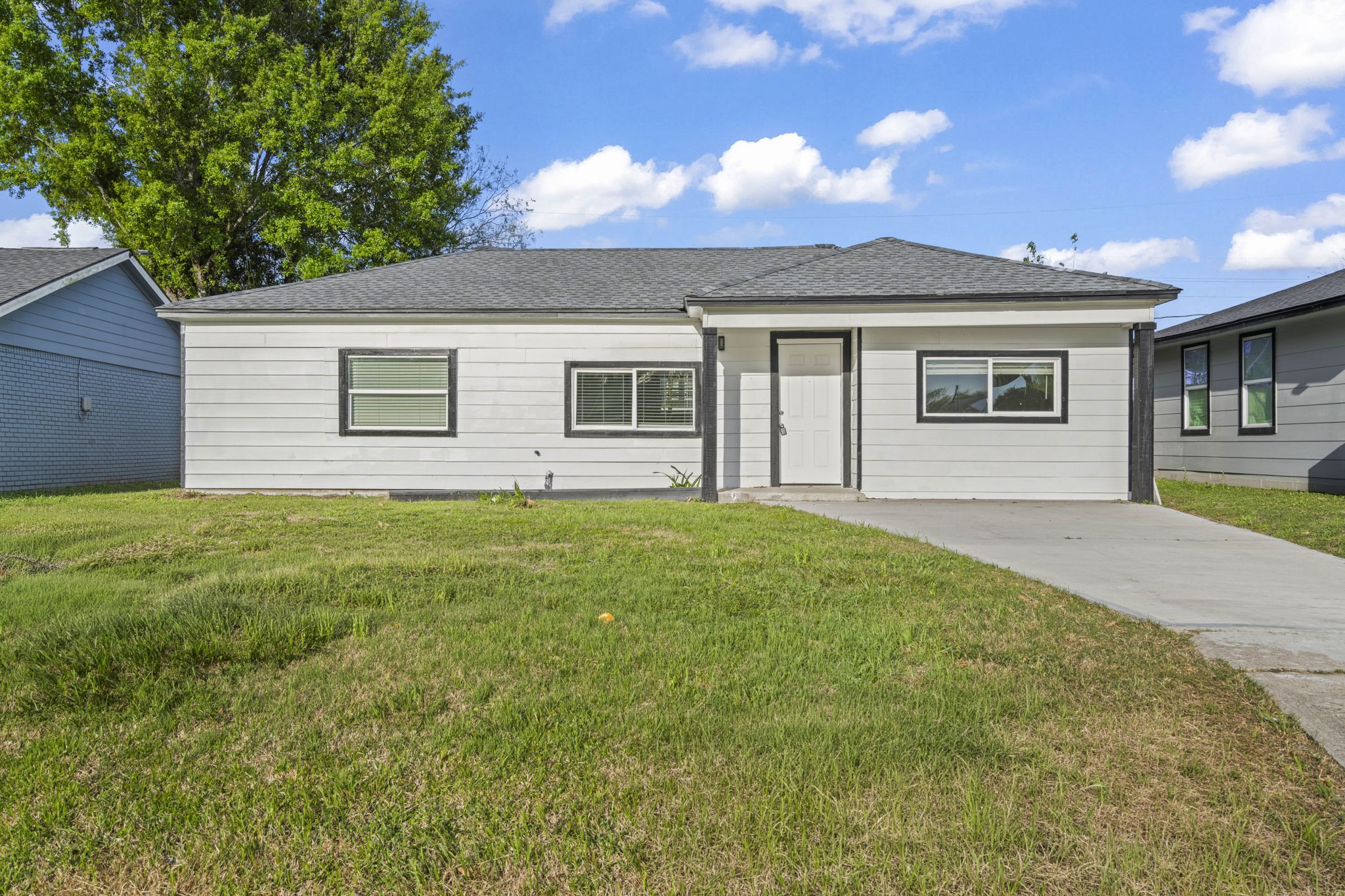 a view of a house with a backyard