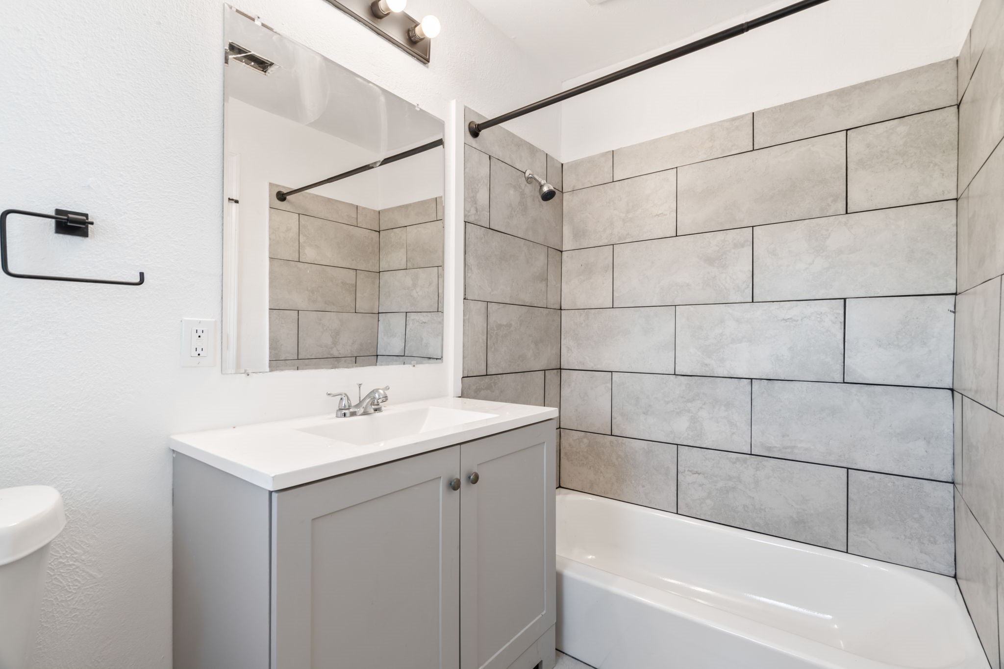 10602 Buffum Street Houston, TX 77051 - Photo 7 of 10 a bathroom with a sink and a bathtub