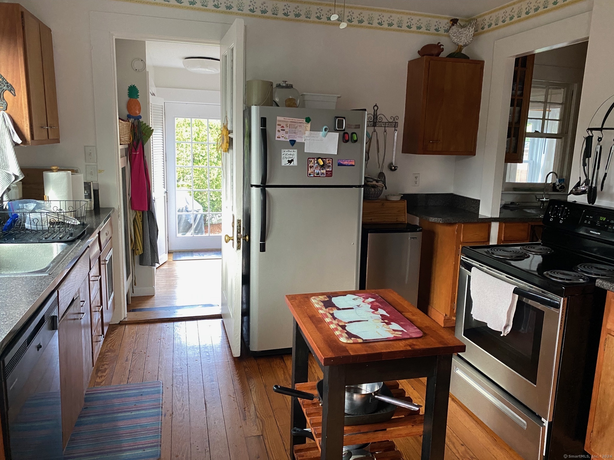 33 Grove Avenue Madison, CT 06443 - Photo 9 of 35