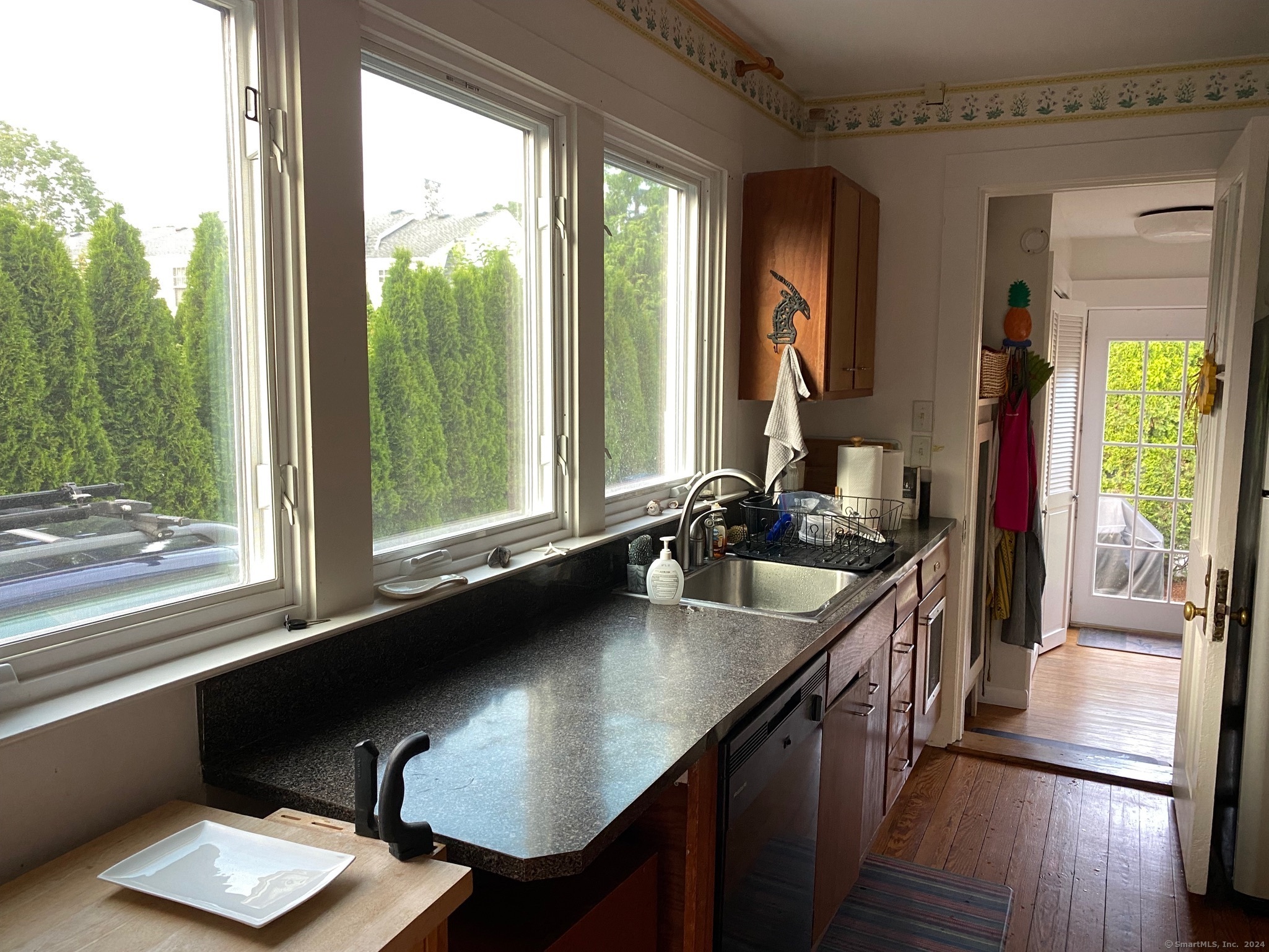 33 Grove Avenue Madison, CT 06443 - Photo 10 of 35