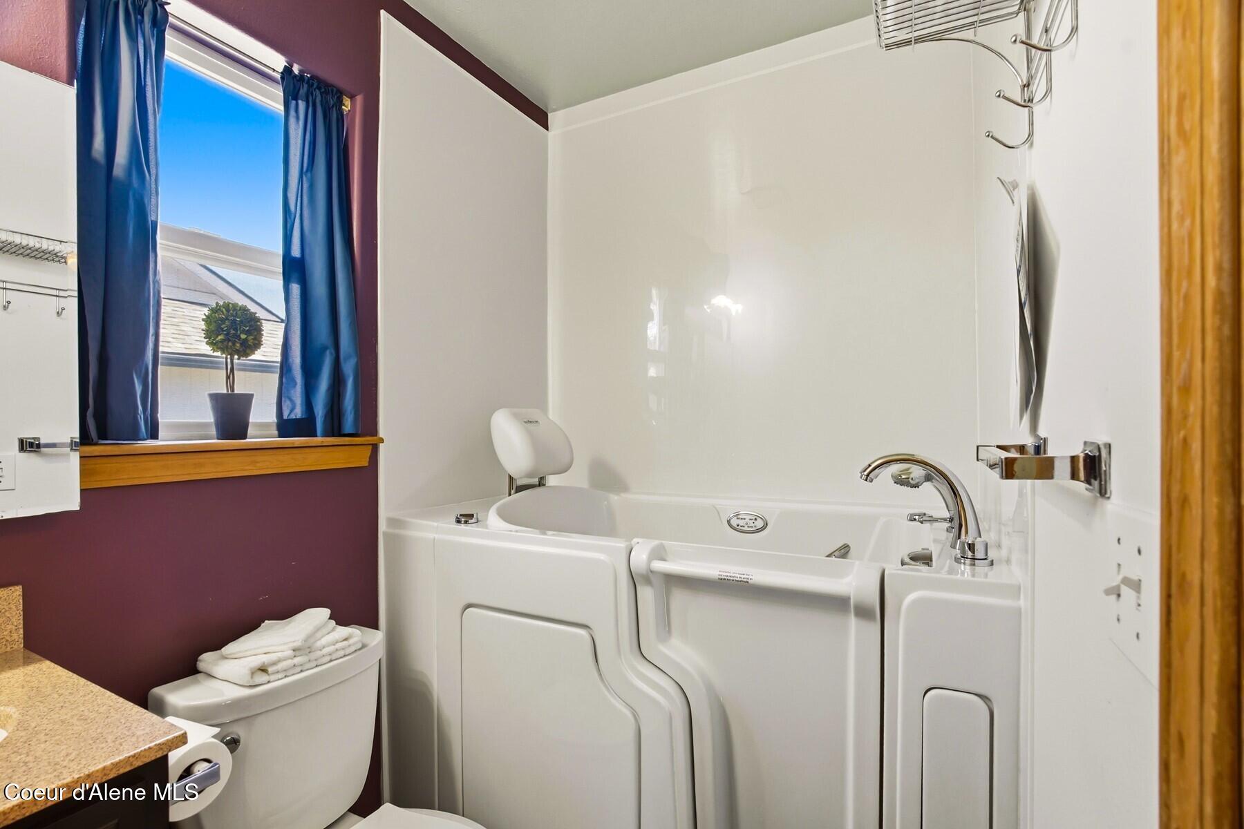 8402 California Street Rathdrum, ID 83858 - Photo 18 of 39 Jetted Tub