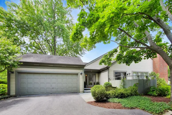$910,000 | 32 Warrington Drive, Lake Bluff, IL 60044