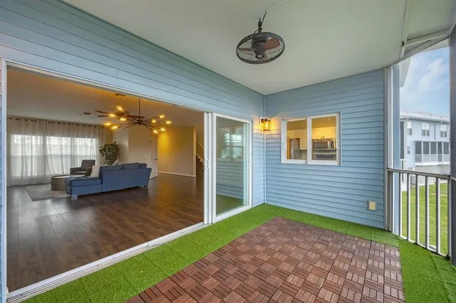 a view of livingroom with furniture