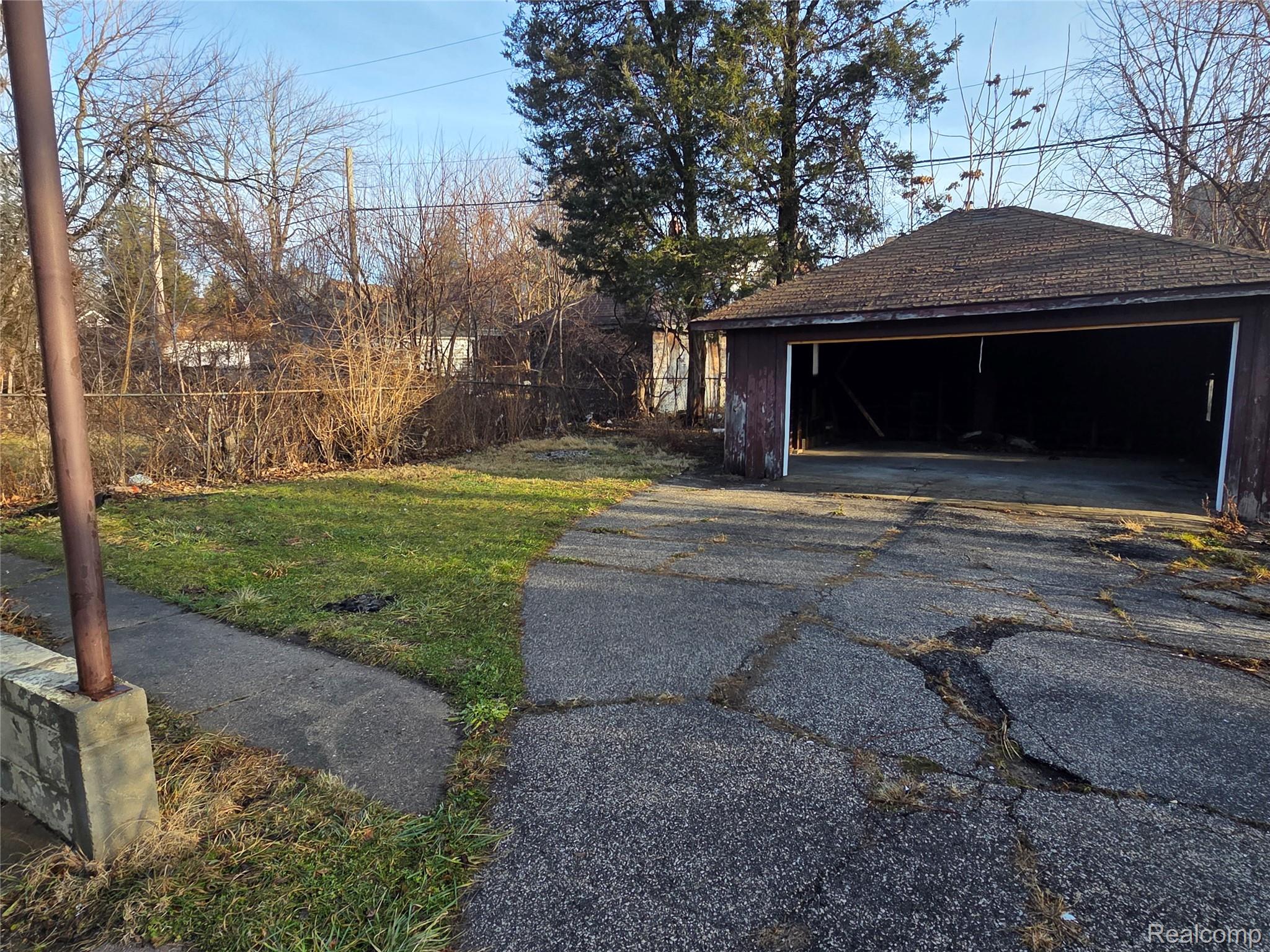 5274 Nottingham Road Detroit, MI 48224 - Photo 3 of 22 20260108_100359.jpg