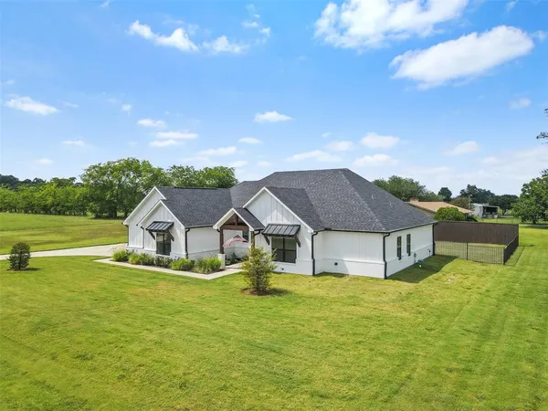 a view of a house with a big yard