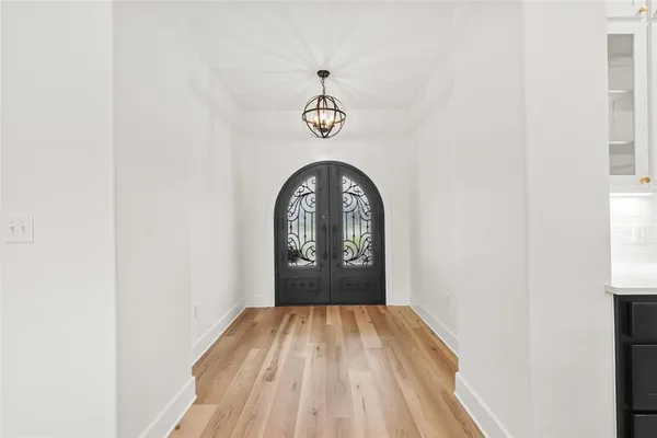 a view of empty room with window