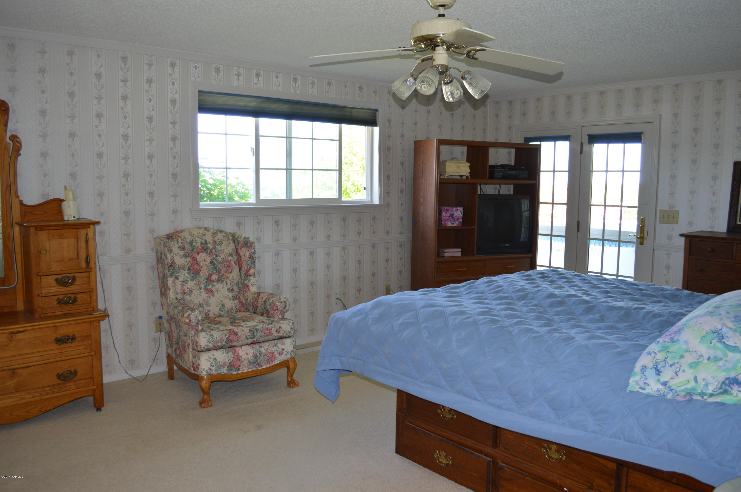 1051 Hubbard Road Yakima, WA 98903 - Photo 13 of 50 a bedroom with a bed dresser and a window