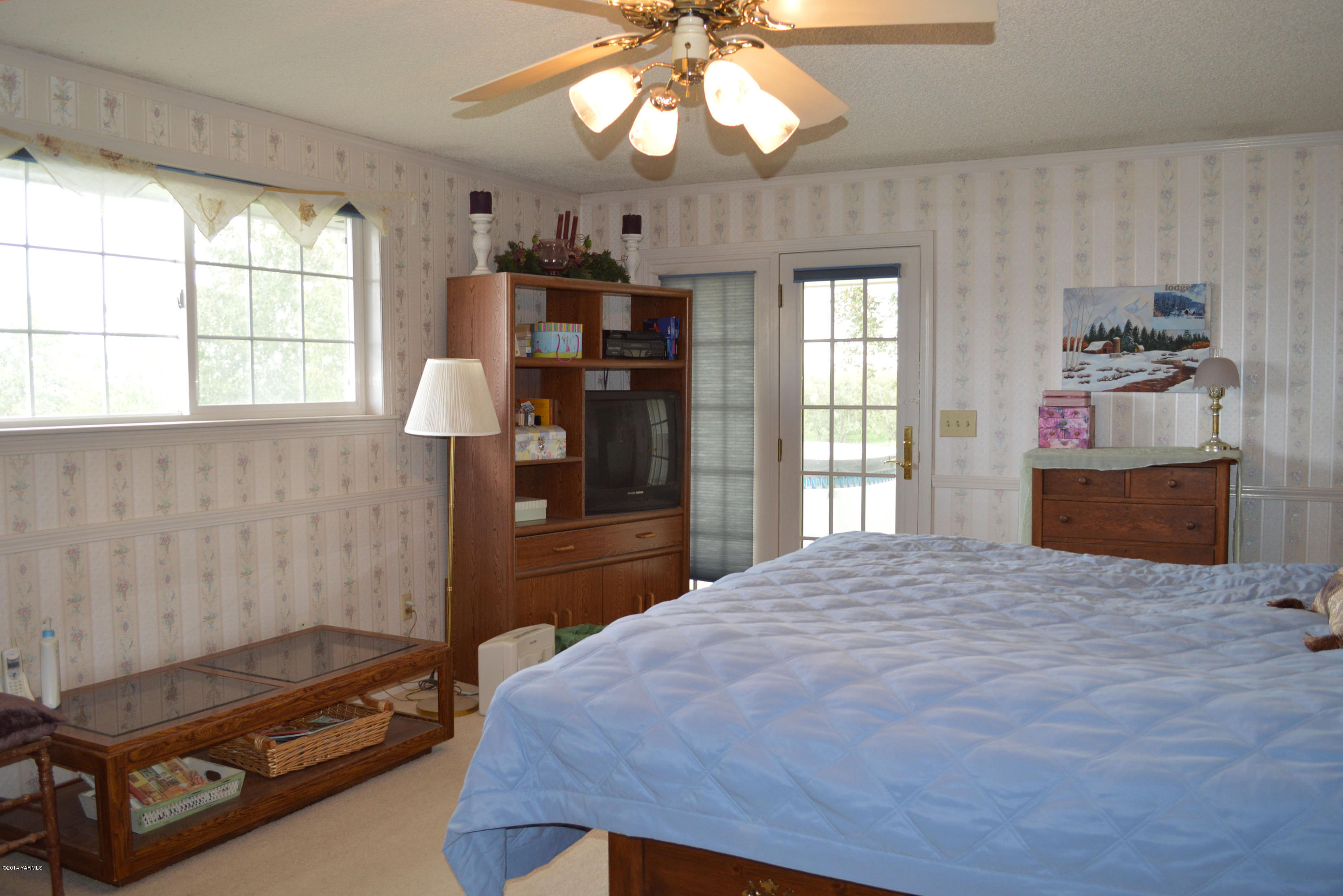 1051 Hubbard Road Yakima, WA 98903 - Photo 14 of 50 a bedroom with a bed and window