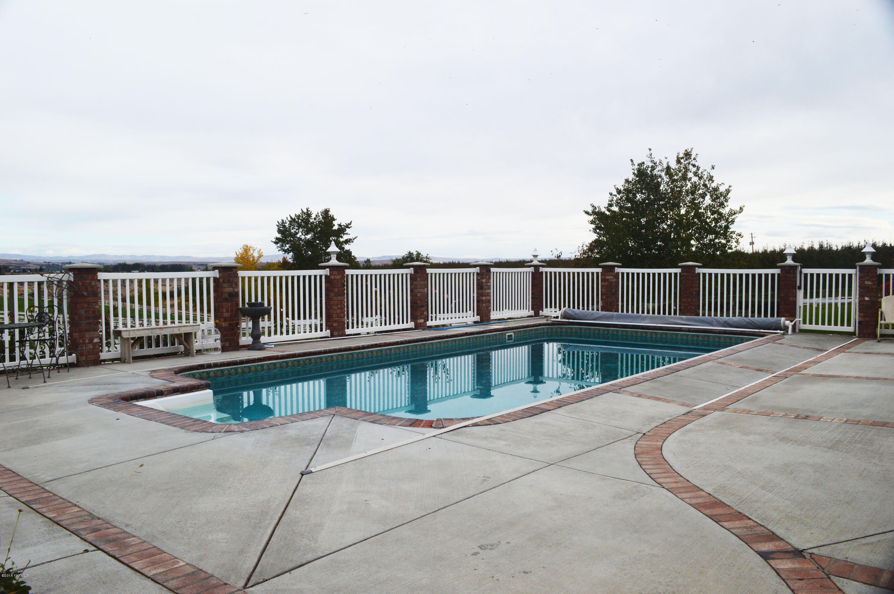 1051 Hubbard Road Yakima, WA 98903 - Photo 23 of 50 a view of a balcony with wooden floor