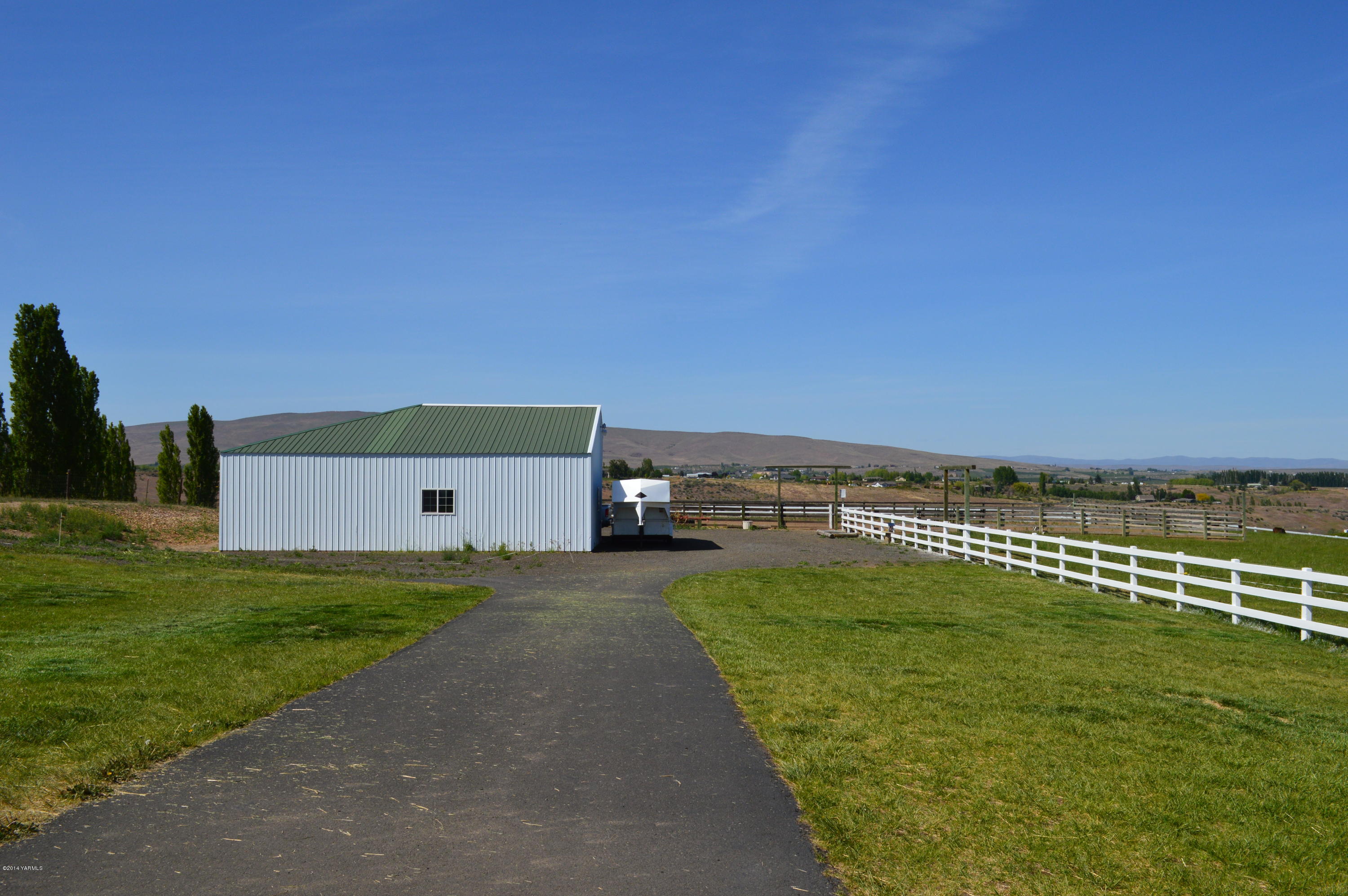1051 Hubbard Road Yakima, WA 98903 - Photo 39 of 50 a view of a terrace with a yard