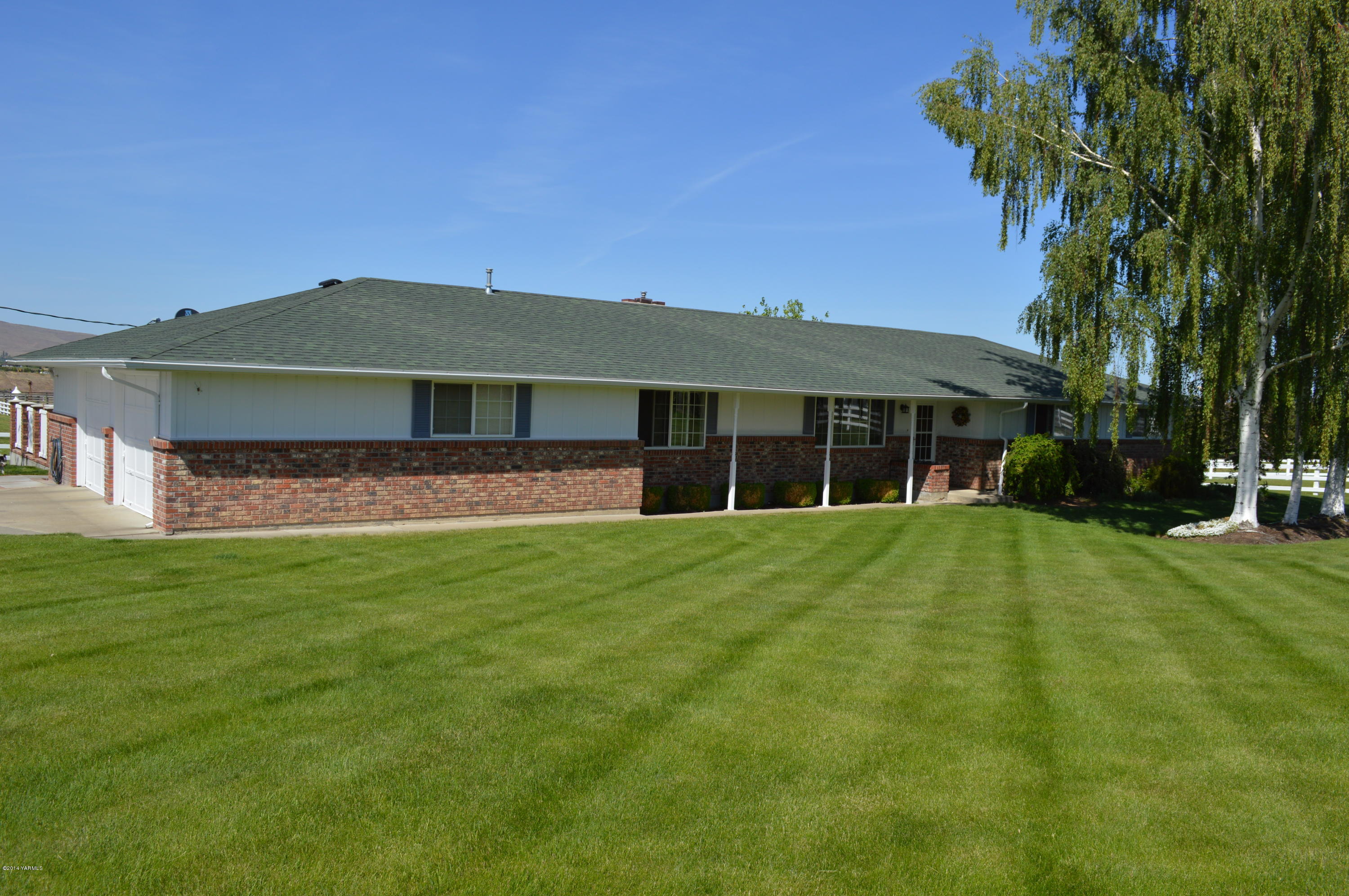 1051 Hubbard Road Yakima, WA 98903 - Photo 5 of 50 a front view of a house with a yard
