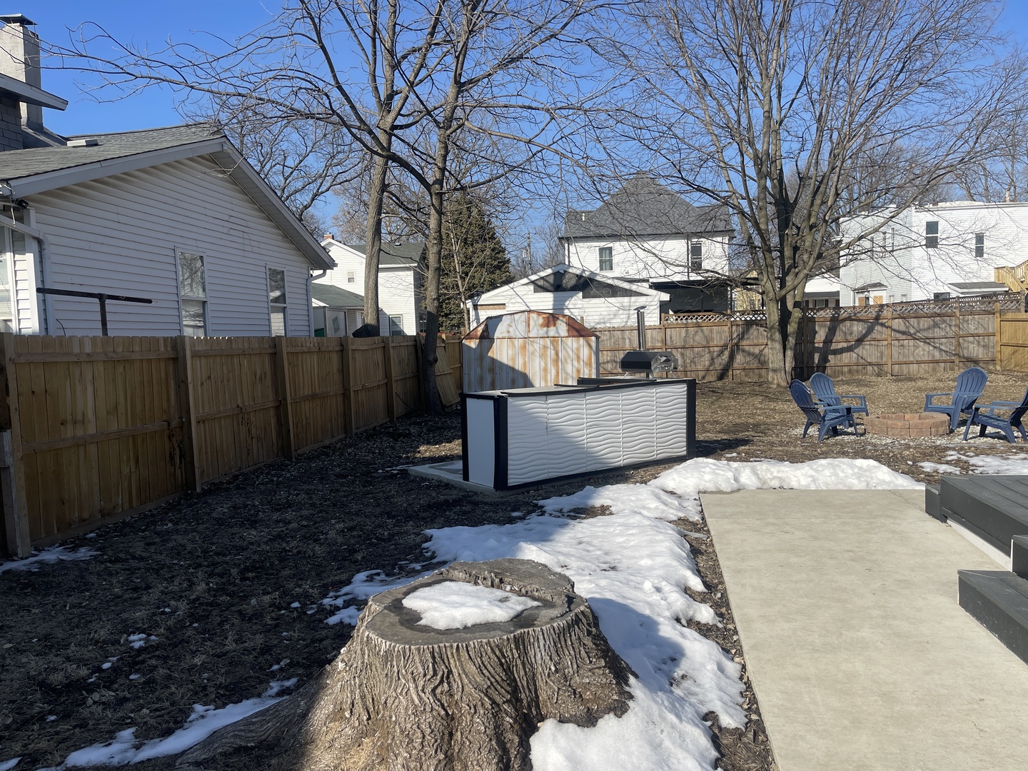 607 West Olive Street Bloomington, IL 61701 - Photo 18 of 21 a view of backyard with large trees