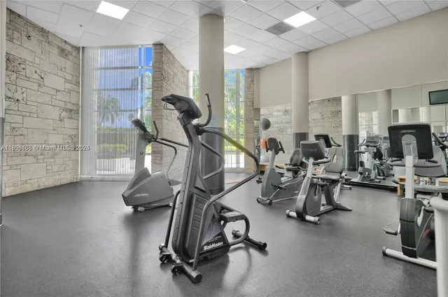 $4,300 | 5151 Collins Avenue, Unit 535, Miami Beach, FL 33140