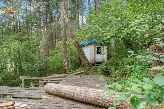 a view of a house with backyard