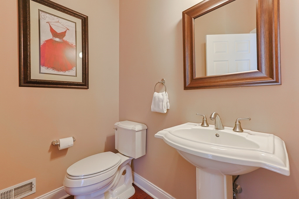 3 York Circle Walpole, MA 02032 - Photo 10 of 41