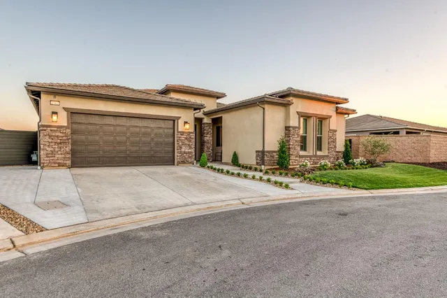 a view of entryway with a yard