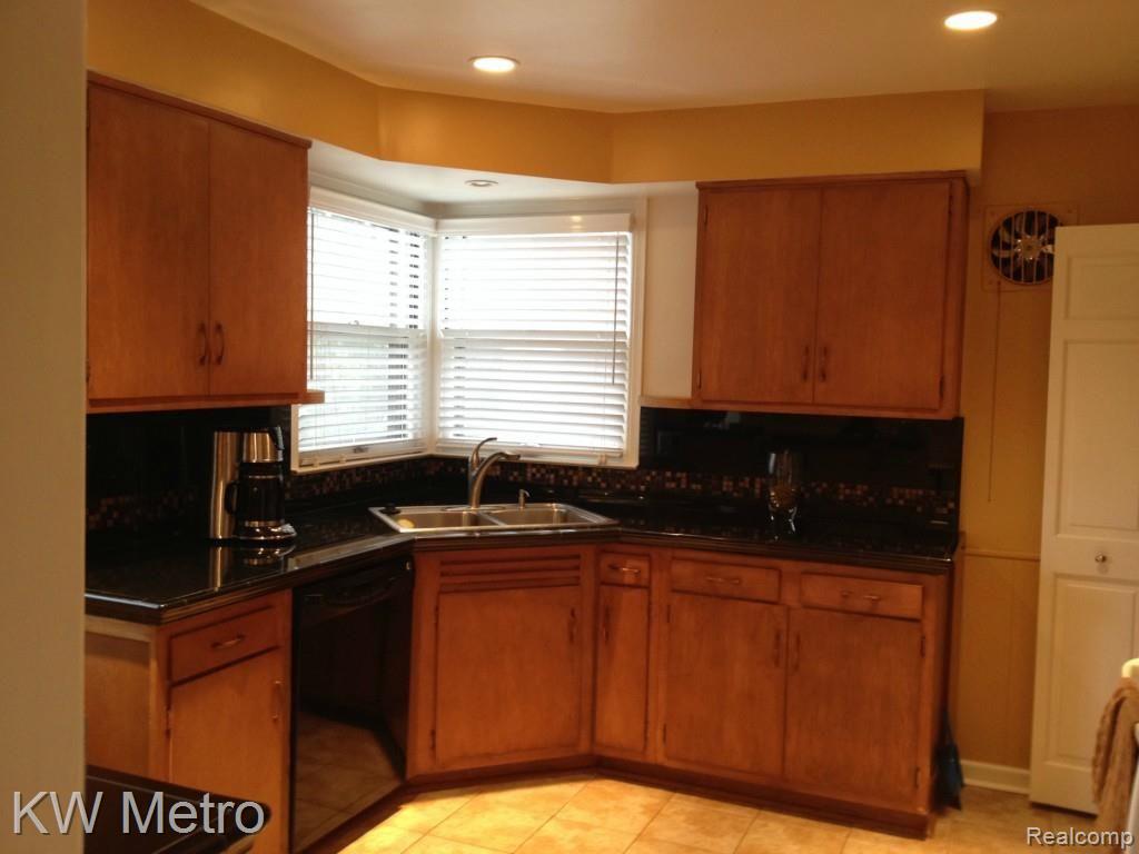 32 Maplefield Road Pleasant Ridge, MI 48069 - Photo 16 of 49 Kitchen with Granite counters