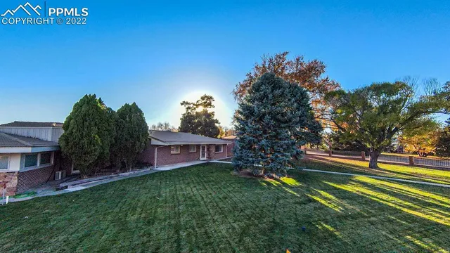 a view of a house with a backyard