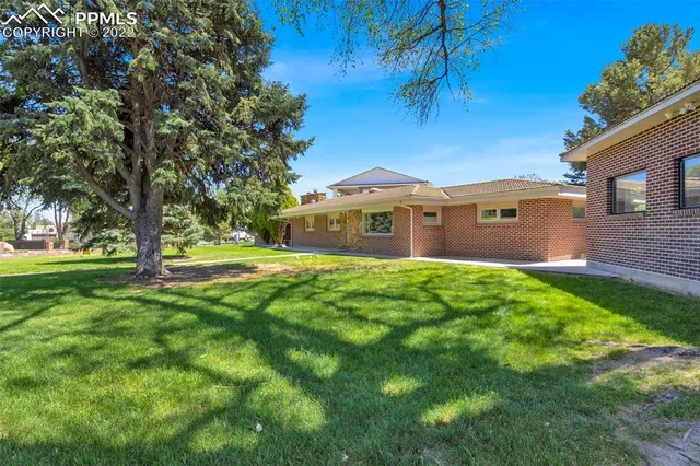 a view of a house with a yard