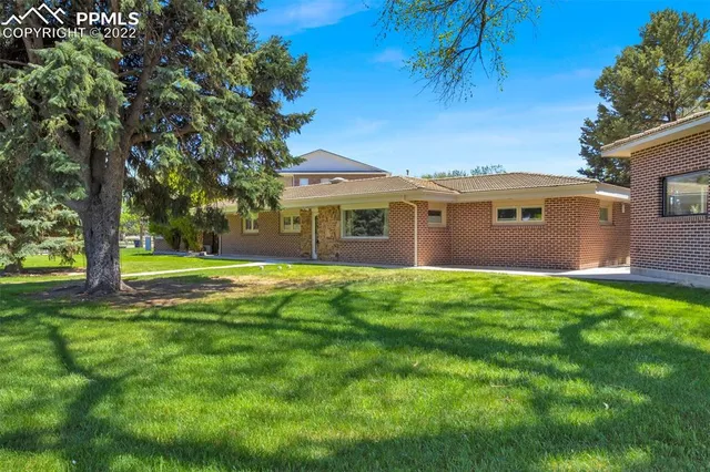 a view of a house with a backyard