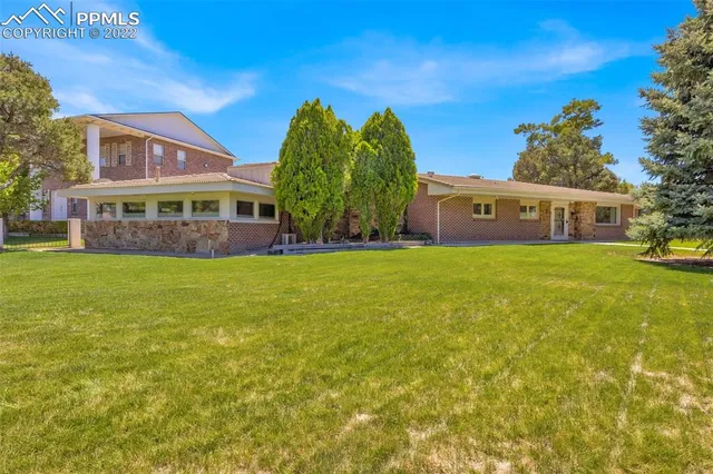 a view of a house with a big yard