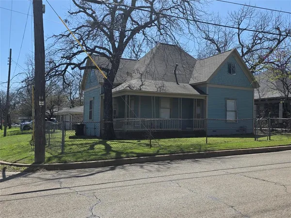 $149,900 | 401 West Wilson Street, Cleburne, TX 76033