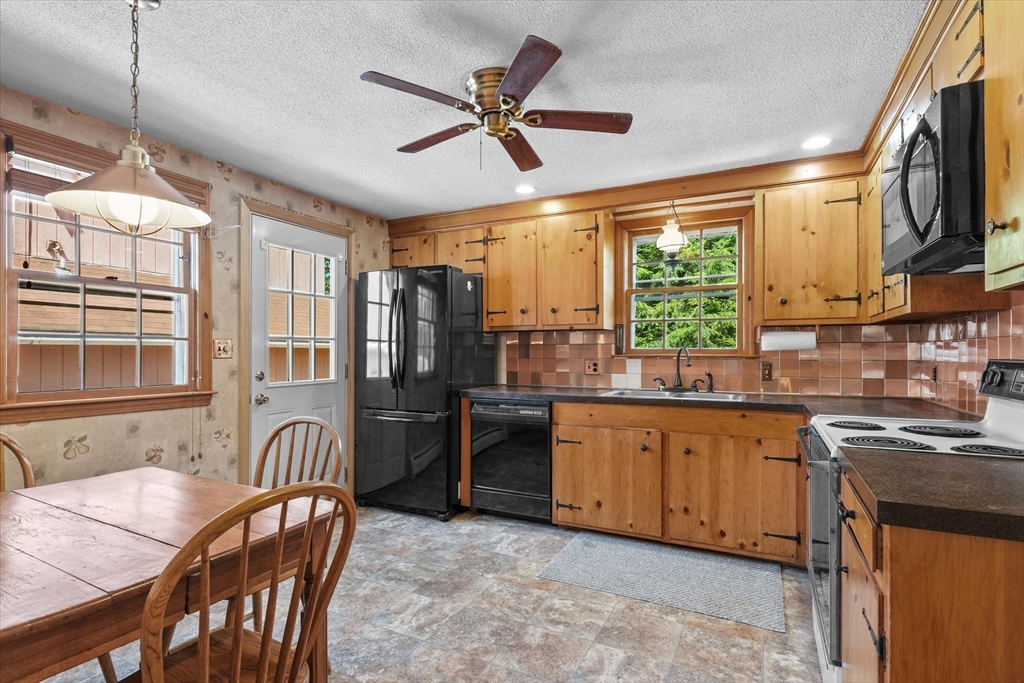 30 Crimson Road Billerica, MA 01821 - Photo 10 of 35