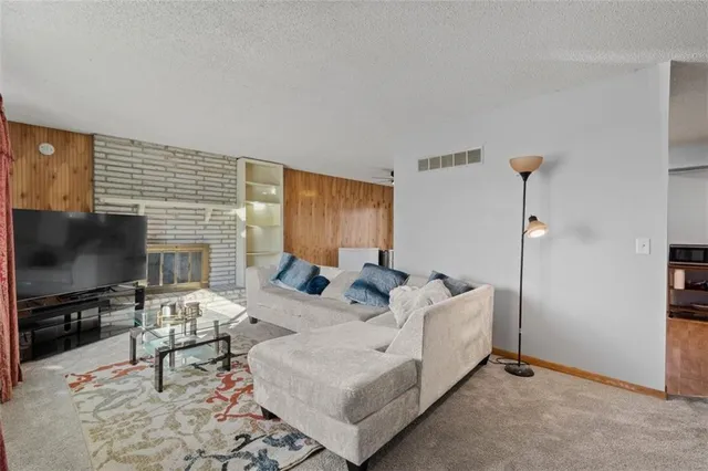 $300,000 | 1508 South Pawnee Circle, Olathe, KS 66062