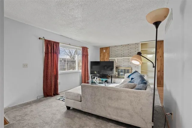 $300,000 | 1508 South Pawnee Circle, Olathe, KS 66062