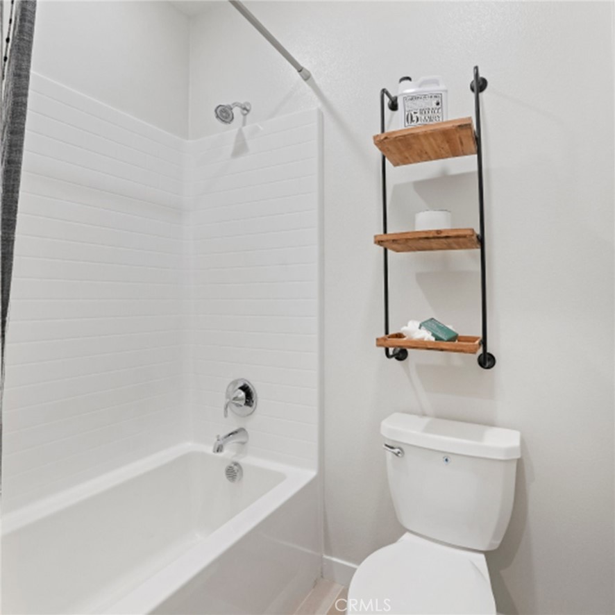 348 Mulberry Place Montebello, CA 90640 - Photo 25 of 39 a bathroom with a toilet a sink and a bathtub