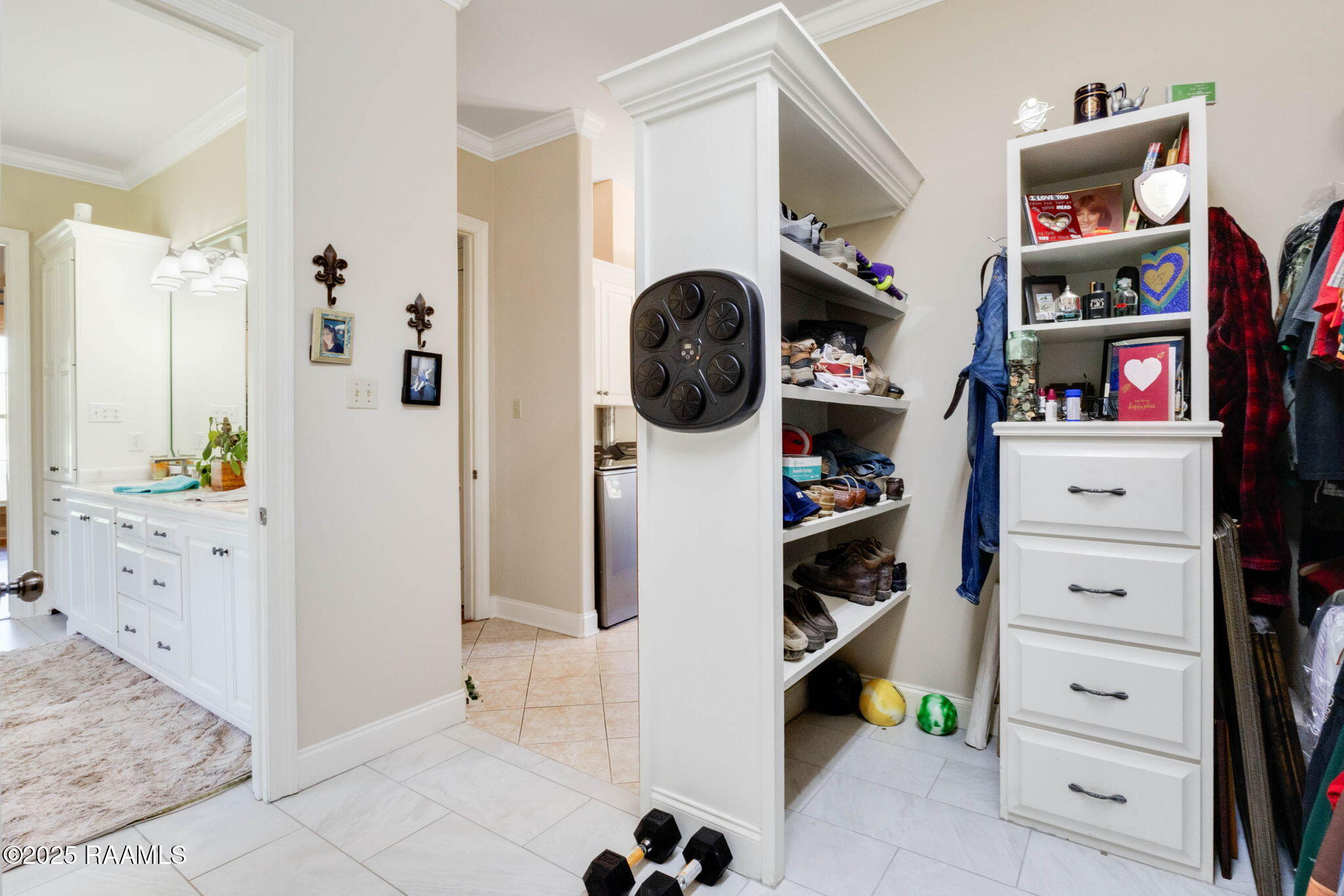 3027 Hoffpauir Road Rayne, LA 70578 - Photo 14 of 31 3027 Hoffpauir Primary closet vw 1