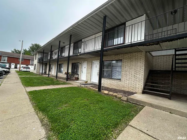 $849 | 1900 Sheridan Road, Unit 7, Pekin, IL 61554