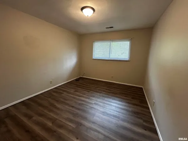$849 | 1900 Sheridan Road, Unit 7, Pekin, IL 61554