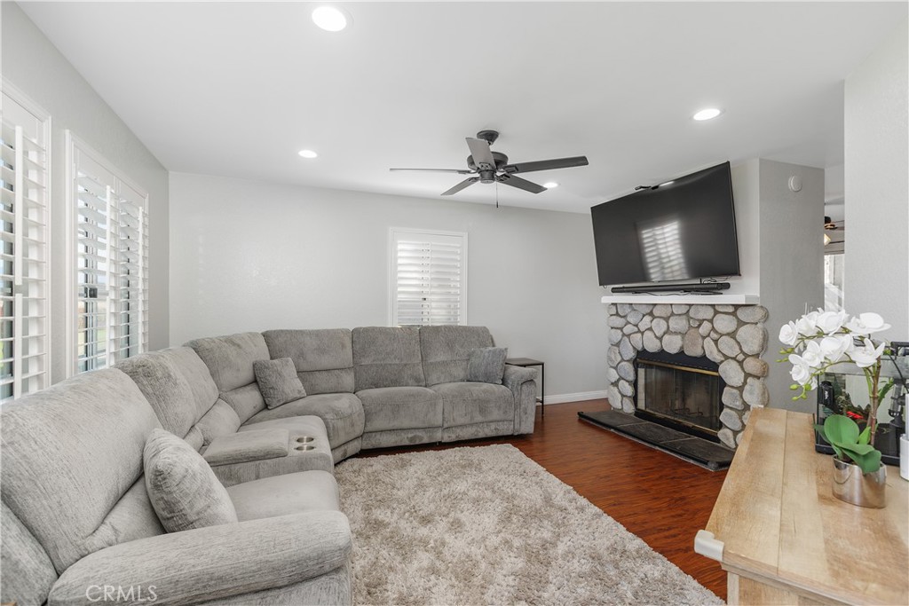 192 West Walnut Avenue, Unit A Rialto, CA 92376 - Photo 3 of 25