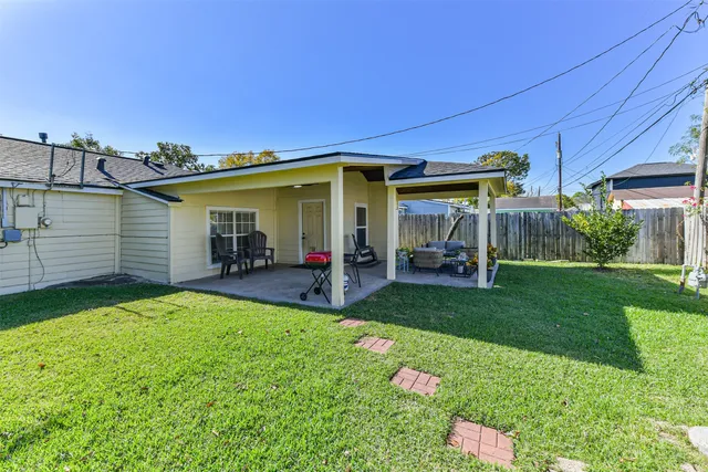 a view of a house with backyard and porch