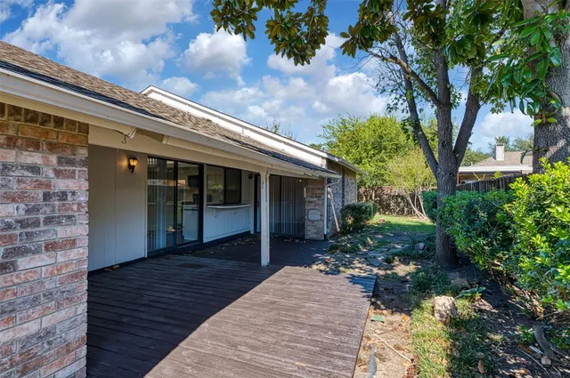 a view of a backyard