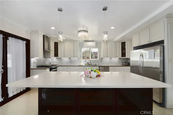 $1,375,000 | 6508 Moorcroft Avenue, Woodland Hills, CA 91303