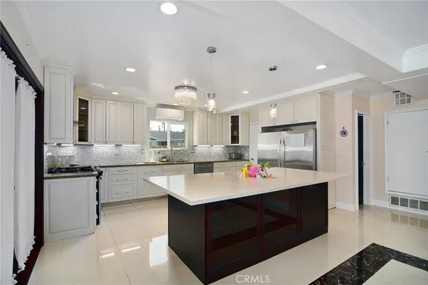 $1,375,000 | 6508 Moorcroft Avenue, Woodland Hills, CA 91303