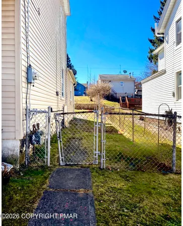 a view of a backyard