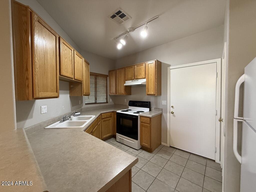 2027 East University Drive, Unit 102 Tempe, AZ 85281 - Photo 8 of 34 E1B30A93-011B-411A-BDA4-FF3B744FEB6F_1_1