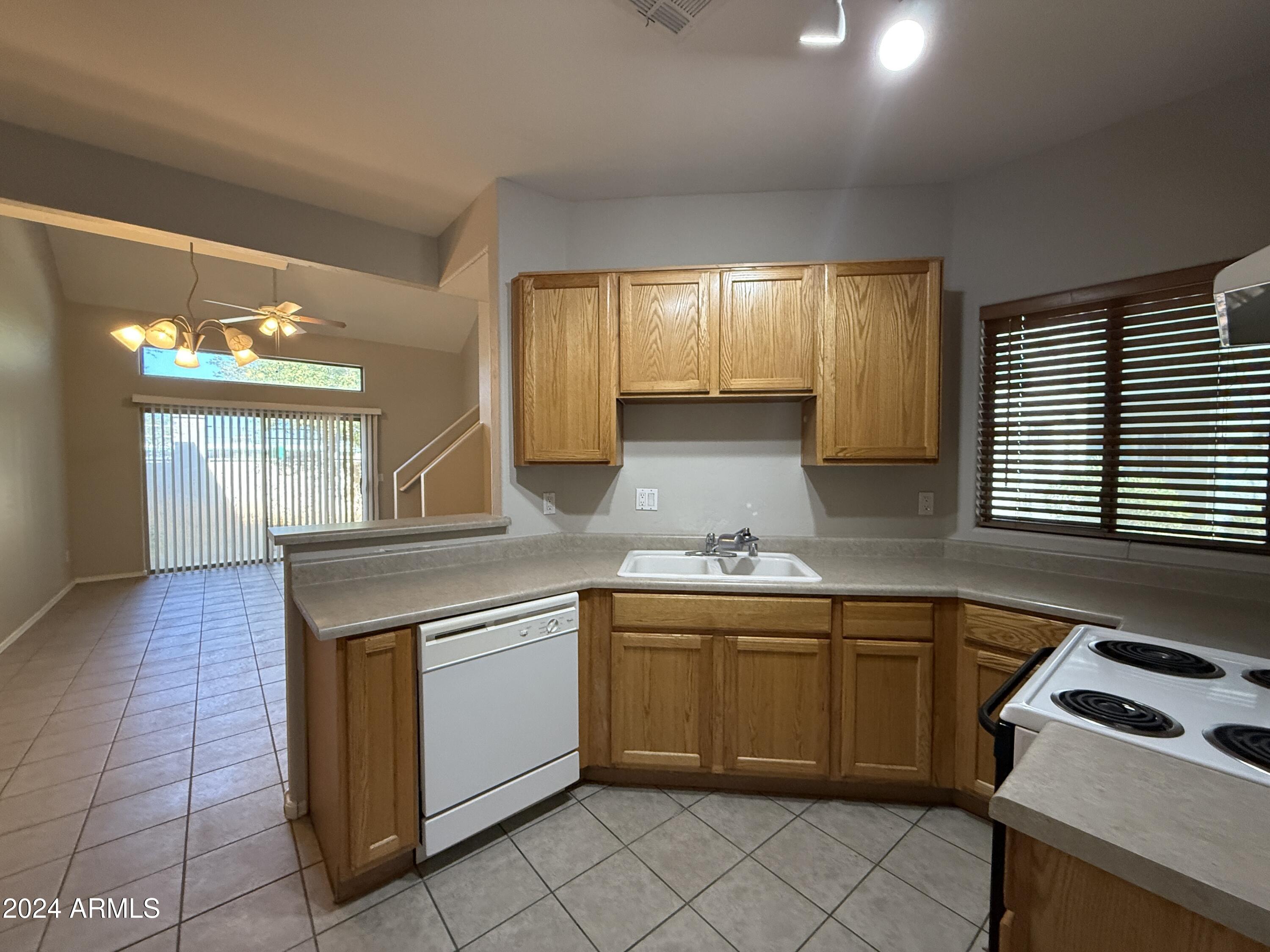 2027 East University Drive, Unit 102 Tempe, AZ 85281 - Photo 9 of 34 269F8983-5C18-4DC7-AD3C-7BBFAAB7BF75_1_2