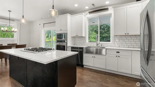 $1,225,000 | 17718 Mulqueen Road Southeast, Rainier, WA 98576