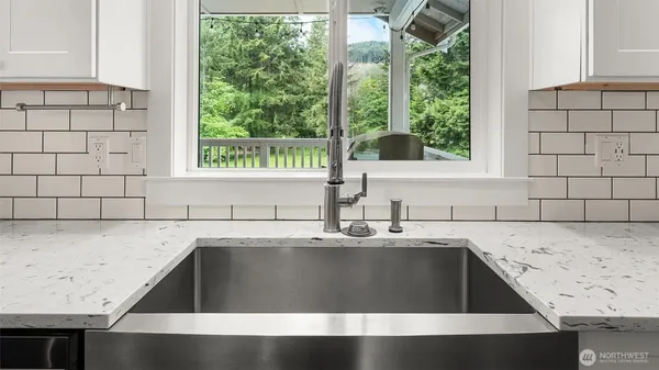 $1,225,000 | 17718 Mulqueen Road Southeast, Rainier, WA 98576