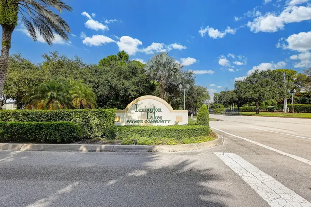 a view of a back yard
