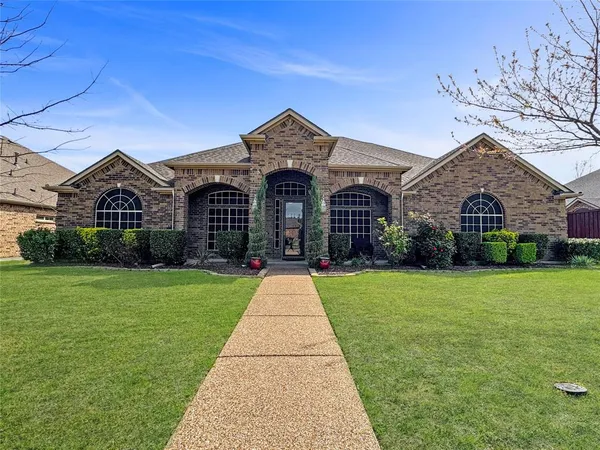 $417,000 | 904 Regal Bluff Lane, DeSoto, TX 75115