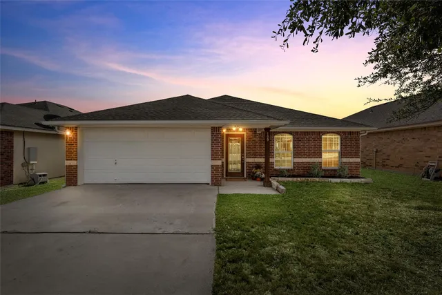 a view of a house with backyard porch and garden