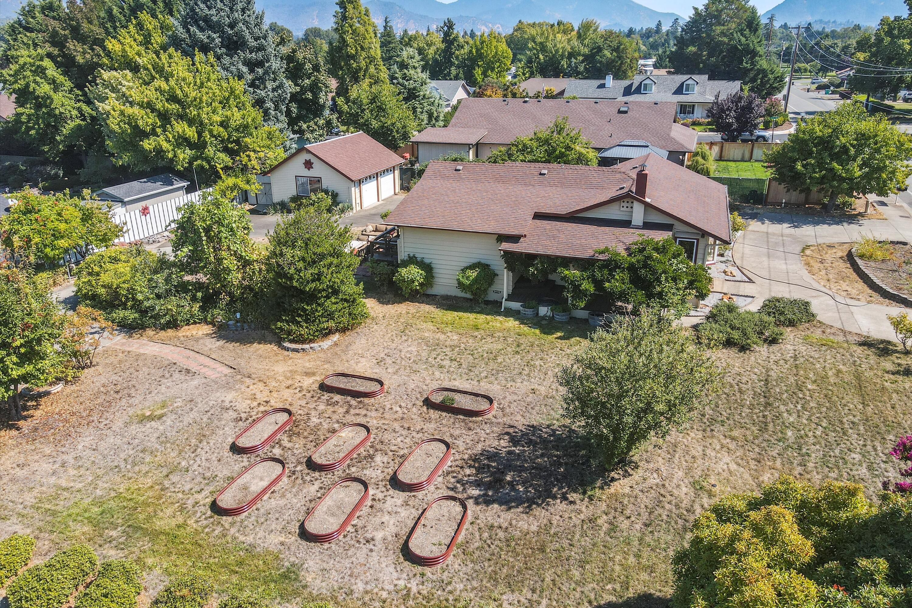 1635 Leonard Road Grants Pass, OR 97527 - Photo 6 of 37 06-DJI_0313